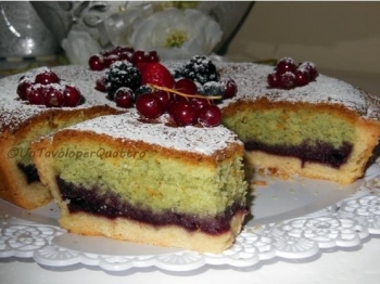Torta con frangipane al pistacchio e frutti di bosco